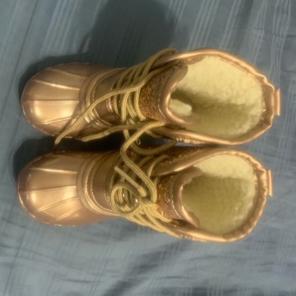 New rose gold toddler duck boots. Size 9 - Picture 2 of 6